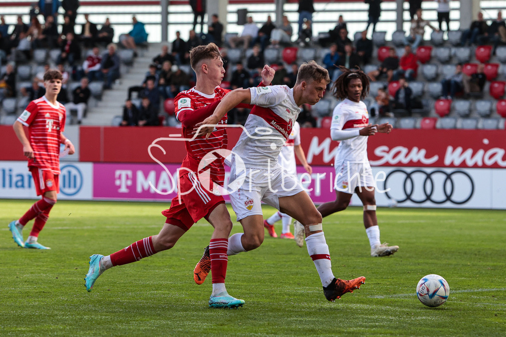 FC Bayern Muenchen U19 - VfB Stuttgart U19 | Paul WANNER (FCB #7) im Duel mit Paulo FRITSCHI (VfB #4)