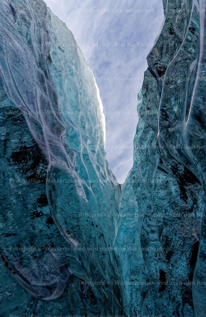 Blick durch blaues Gletschereis | Abstrakte Detailaufnahme aus einer Gletscherspalte oder Eishöhle in Island. Die blauen Eiswände, feinen Strukturen und der schmale Blick nach oben erzeugen eine kühle, geheimnisvolle und fast grafische Naturstimmung. - Realisiert mit Pictrs.com