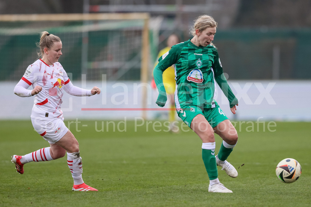 Fussball, Google Pixel Frauen-Bundesliga, SV Werder Bremen - RB Leipzig | v.li.: Vanessa Fudalla (RB Leipzig, 10) und Kaylie Ronan (SV Werder Bremen, 4) im Zweikampf, Duell, Dynamik, Aktion, Action, Spielszene, DIE DFB-RICHTLINIEN UNTERSAGEN JEGLICHE NUTZUNG VON FOTOS ALS SEQUENZBILDER UND/ODER VIDEOÄHNLICHE FOTOSTRECKEN. DFB REGULATIONS PROHIBIT ANY USE OF PHOTOGRAPHS AS IMAGE SEQUENCES AND/OR QUASI-VIDEO.