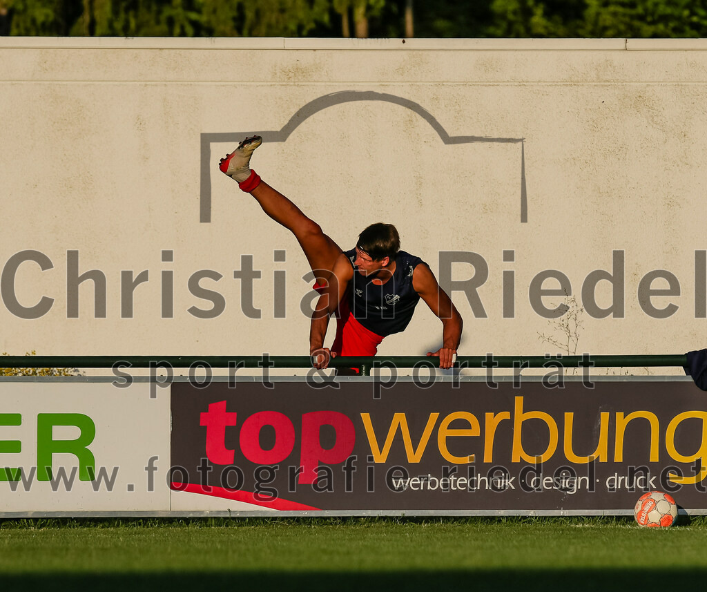 2023-07-14_105_FC_Langengeisling_gegen_FC_Velden-Eberspoint | Erding, Deutschland, 14.07.2023:
Fußball, Bezirksliga Oberbayern Ost 2023 / 2024, Testspiel, FC Langengeisling gegen FC Velden-Eberspoint, Endergebnis: 5:0

Torwart Michael Hierl (FC Langengeisling, #1)

Foto: Christian Riedel / fotografie-riedel.net