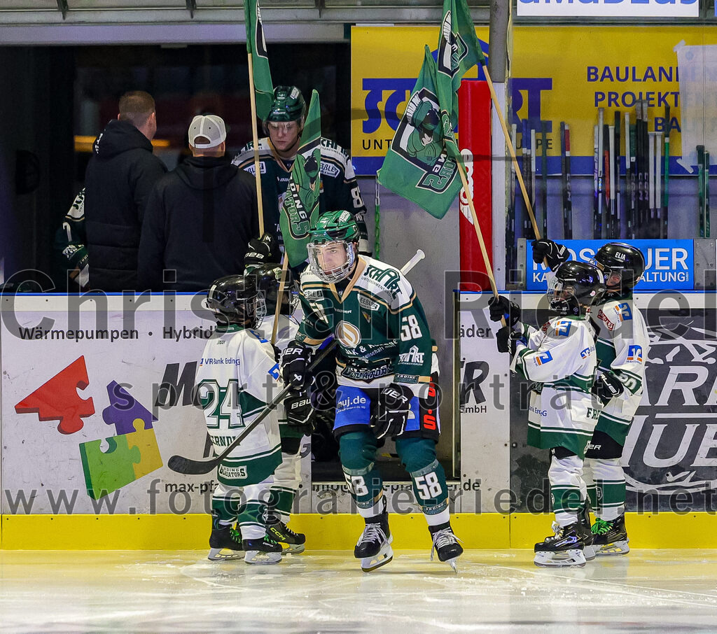 2025-11-30_037_TSV_Erding_gegen_EC_Peiting | Erding, Deutschland, 30.11.2025:Eishockey, Oberliga Süd 2025 / 2026, 22. Spieltag, TSV Erding gegen EC Peiting, Endergebnis: 5:1Paul Pfenninger (Erding Gladiators, #58)Foto: Christian Riedel / fotografie-riedel.net
