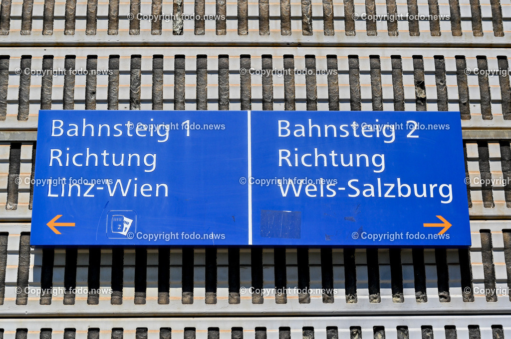 Bahnhof Pasching_ Bahnsteig_ 29.06.2023-14 | 29.06.2023, Pasching, AUT, Bahnhof, Bahnsteig, im Bild Bahnhof Pasching, Bahnsteig, Gleise, Wartehaus, Automat, Abgang, OEBB, Schild