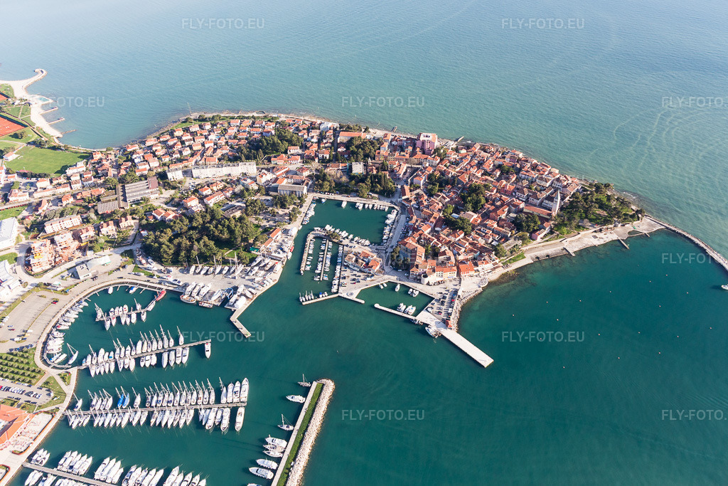 Vue aérienne: Marina avec mouillages et emplacements pour bateaux sur la côte adriatique et la vieille ville d'Istrie - Istarska zupanija à Novigrad dans le département Gespanschaft Istrien, Croatie – .Photo: IMG_106087.jpg prise le 13/04/2018 par Werner Riehm/FLY-FOTO.eu – Résolution de l'original: 4941 x 3294 px