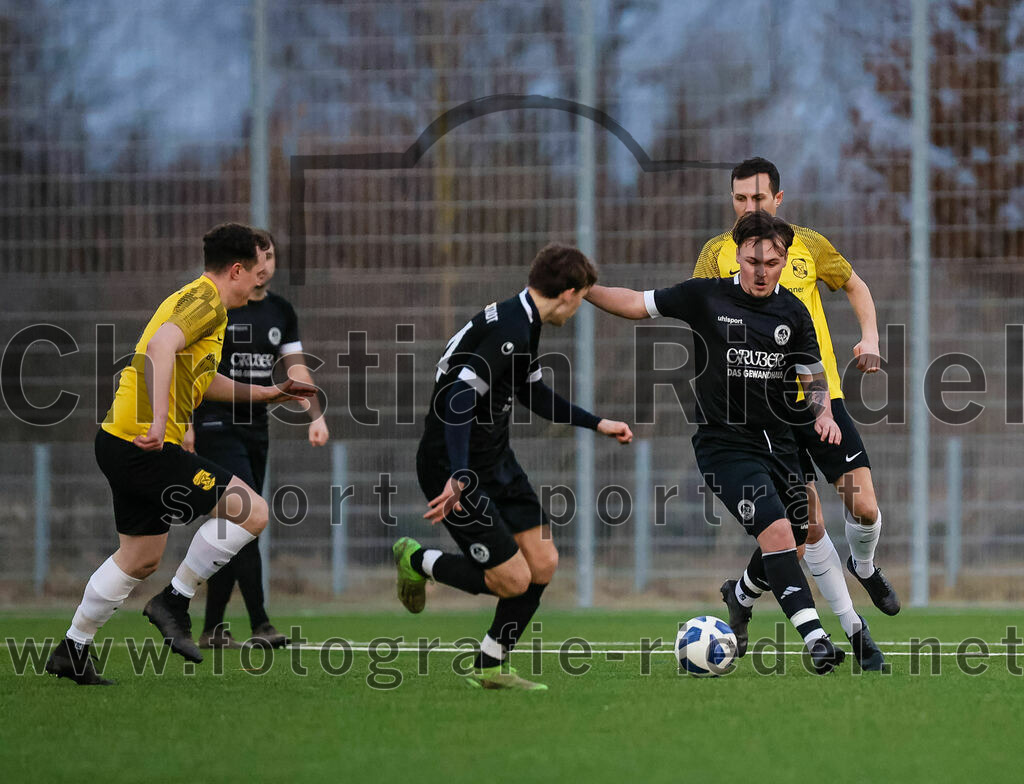 2024-02-17_018_FC_Herzogstadt_gegen_FC_Moosinning_II | Erding, Deutschland, 17.02.2024:
Fußball, Kreisklasse 2023 / 2024, Testspiel, FC Herzogstadt gegen FC Moosinning II, Endergebnis: 2:2

Alexander Hofmeister (FC Moosinning, #11), Lino Oeder (FC Herzogstadt, #14), Luis Bigalke (FC Herzogstadt, #8)

Foto: Christian Riedel / fotografie-riedel.net