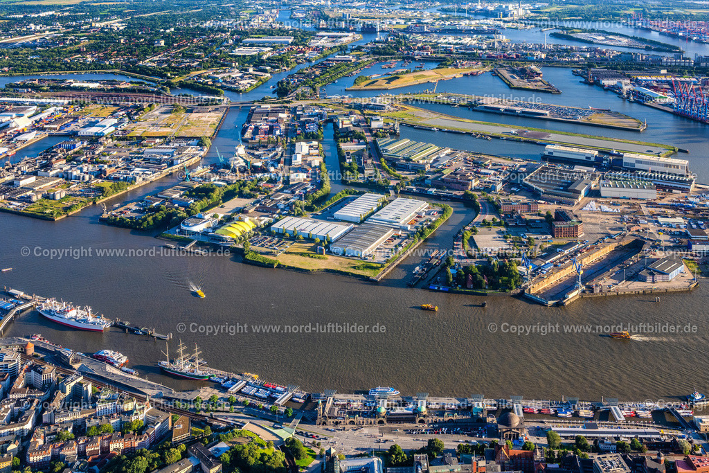 Hamburg_Steinwerder_Hafen_ELS_2855090823 | HAMBURG 09.08.2023 Hafenanlagen am Ufer des Hafenbeckens im Stadtteil Steinwerder in Hamburg. // Port facilities on the banks of the harbor basin in the Steinwerder district in Hamburg. Foto: Martin Elsen