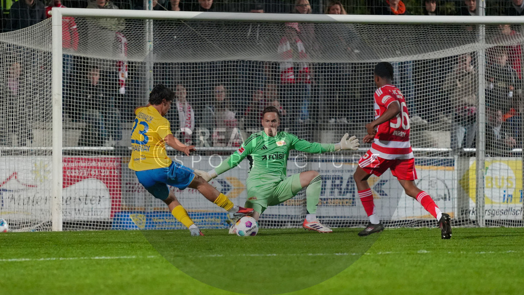 Fußball, Herren, Saison 2025/2026, Testspiel, Freundschaftsspiel, FSV 63 Luckenwalde vs. 1.FC Union Berlin, Mittwoch 08.10.2025, Werner-Seelenbinder-Stadion Luckenwalde, | Fußball, Herren, Saison 2025/2026, Testspiel, Freundschaftsspiel, FSV 63 Luckenwalde vs. 1.FC Union Berlin, Mittwoch 08.10.2025, Werner-Seelenbinder-Stadion Luckenwalde, Im Bild: Max Hathaway (l. Luckenwalde), Matheo Raab (m. Union) und Sadou Barry (r. Union) - Realisiert mit Pictrs.com