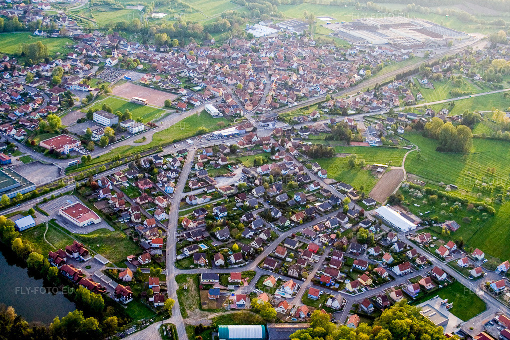 Vue aérienne: Vue des rues et des maisons dans les zones résidentielles à Mertzwiller dans le département Bas Rhin, France. Photo: IMG_10698.jpg prise le 04/05/2008 par Werner Riehm/FLY-FOTO.eu – Résolution de l'original: 3456 x 2304 px