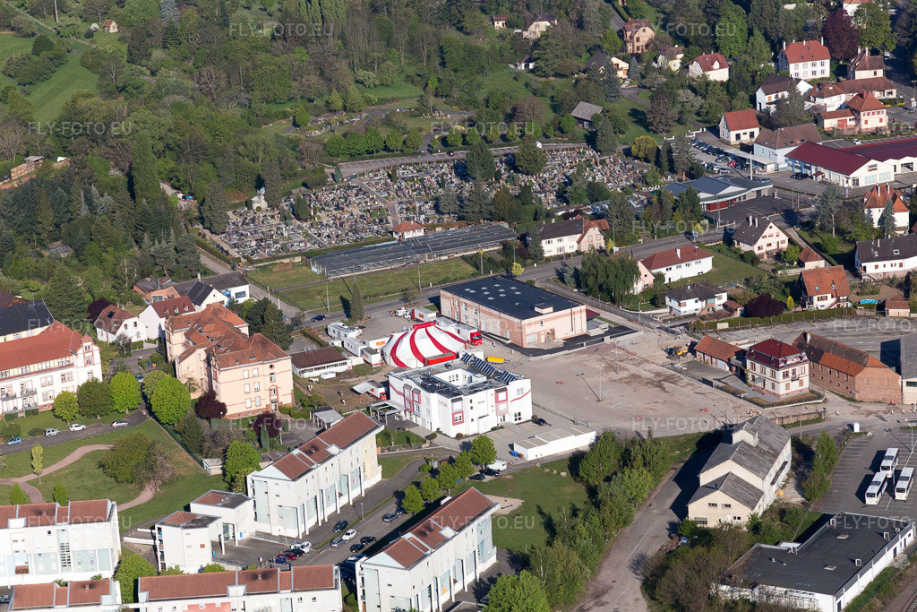 Vue aérienne: Aire Camping-Car Park en face du cimetière à Wissembourg dans le département Bas Rhin, France. Photo: IMG_099289.jpg prise le 30/04/2017 par Werner Riehm/FLY-FOTO.euRésolution de l'original: 5472 x 3648 px