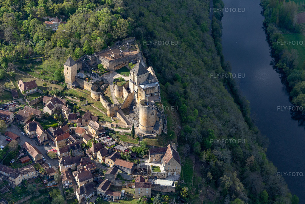 Vue aérienne: Château de Castelnaud-la-Chapelle au-dessus du pont de la Dordogne à Castelnaud-la-Chapelle dans le département Dordogne, France. Photo: IMG_113484.jpg prise le 16/04/2019 par Werner Riehm/FLY-FOTO.eu – Résolution de l'original: 5164 x 3443 px