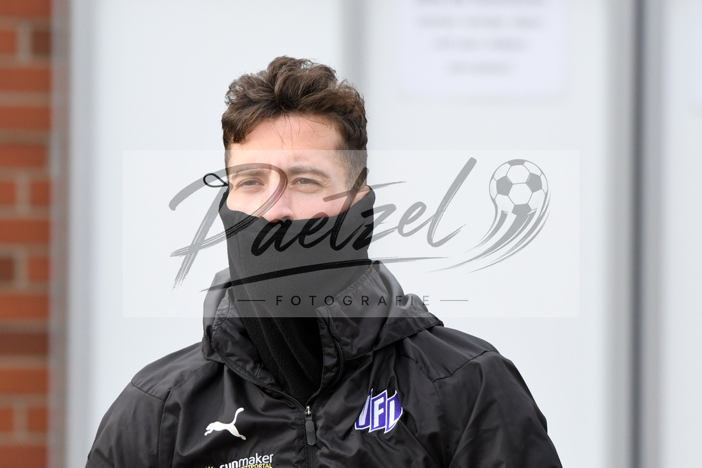 20200130_TRAOSN_0033 | Fußball, Herren: Manuel Farrona Pulido (VfL Osnabrueck) schaut waehrend der Trainingseinheit des VfL Osnabrueck im Sportpark Illoshoehe am 30.01.2020 in Osnabrueck, Deutschland. - Realisiert mit Pictrs.com