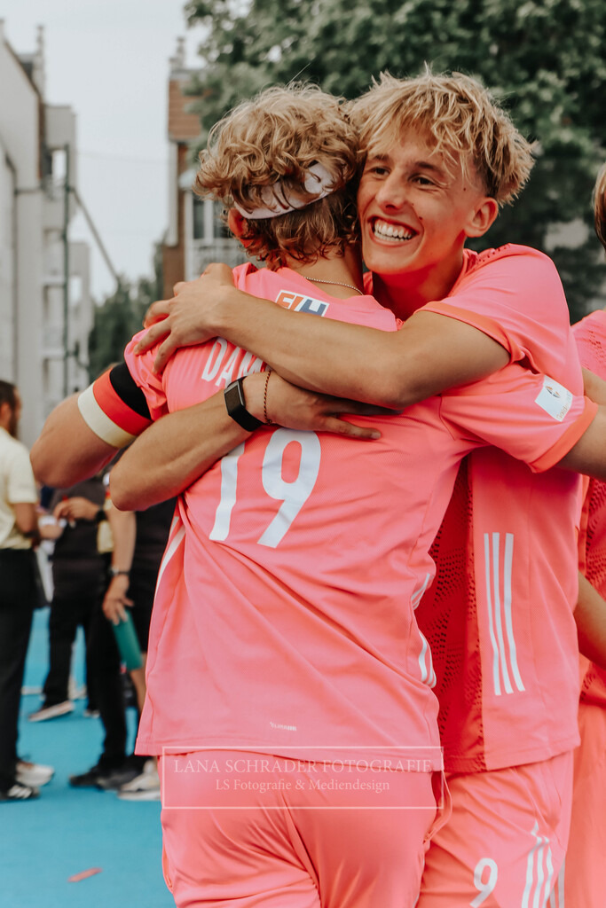 EM_MU18_F_GER-BEL_Lille_bearbeitet_Pokalbilder (7 von 137) | lanaschraderfotografie - Realisiert mit Pictrs.com