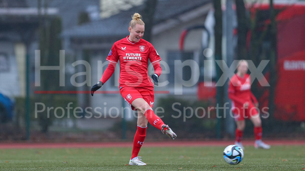 Fussball, Testspiel Frauen, SV Werder Bremen - FC Twente Enschede | v.li.: Danique Kerkdijk (FC Twente Vrouwen, 3) am Ball, Einzelbild, Ganzkörper, Aktion, Action, Spielszene