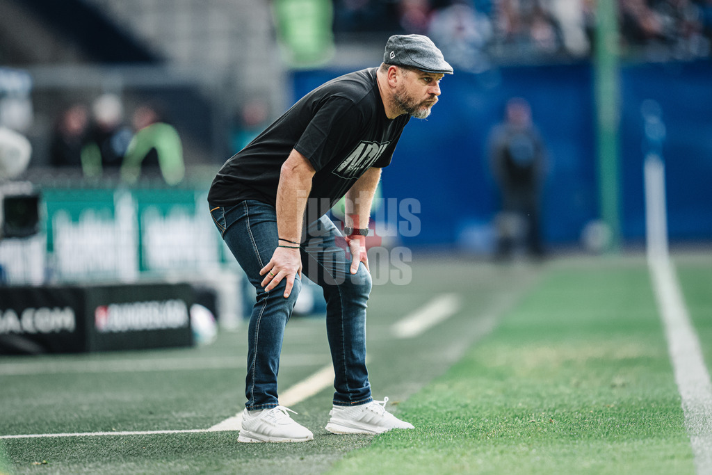 Fußball | Männer | Saison 2023/2024 | 2. Fußball-Bundesliga | 23. Spieltag | Hamburger SV vs. SV 07 Elversberg | 25.02.2024 | Trainer Steffen Baumgart (HSV) konzentriert an der Seitenlinie