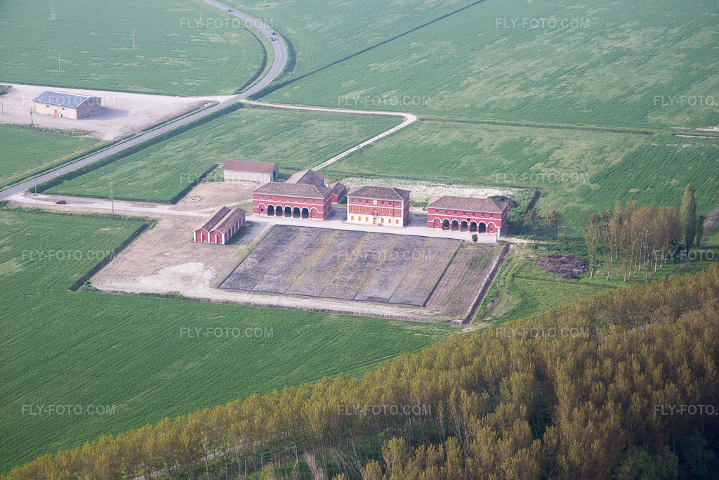 Aerial view: View of the town in Ca' Mora in the state Veneto, Italy. – Photo: IMG_087273.jpg taken on 04/05/2016 by Werner Riehm/FLY-FOTO.com – Resolution of the original: 5472 x 3648 px