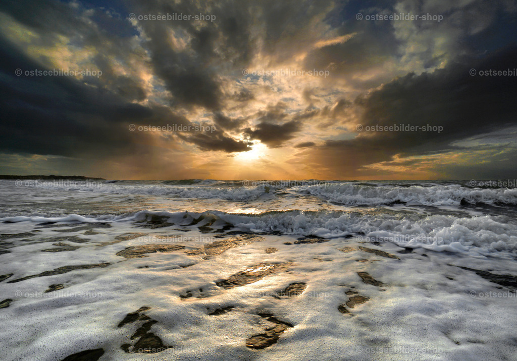 Wolken, Wind und Wellen | Die untergehende Sonne findet eine Lücke zwischen dunklen Wolken über der Ostsee.