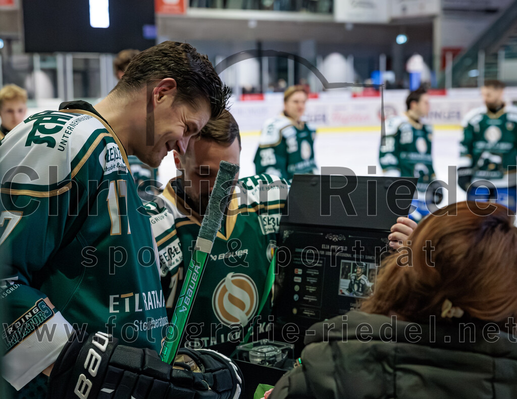 2026-02-27_027_TSV_Erding_gegen_EV_Fuessen | Erding, Deutschland, 27.02.2026:Eishockey, Oberliga Süd 2025 / 2026, 51. Spieltag, TSV Erding gegen EV Füssen, Endergebnis: 2:4Elia Ostwald (Erding Gladiators, #17), Philipp Michl (Erding Gladiators, #77)Foto: Christian Riedel / fotografie-riedel.net