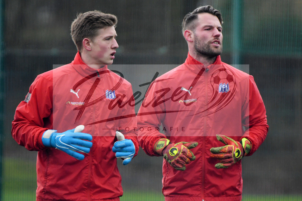 20200203_TRAOSN_0035 | Fußball, Herren: Torhueter Laurenz Beckemeyer (VfL Osnabrueck) und Torhueter Philipp Kuehn (VfL Osnabrueck) schauen waehrend der Trainingseinheit des VfL Osnabrueck im Sportpark Illoshoehe am 03.02.2020 in Osnabrueck, Deutschland. - Realisiert mit Pictrs.com