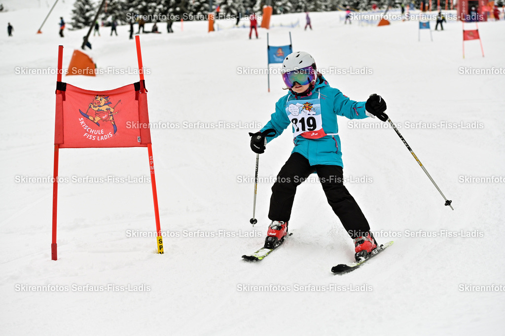 SRF_20.02.2026_1054 | Skirennfotos,Serfaus,Fiss,Ladis,Kinderskirennen,Winter,Tirol,Oberland,skirace,SFL,feelfree,weil wir's genießen,ski,Ski,skifahren,Sonnenplateau, - Realisiert mit Pictrs.com