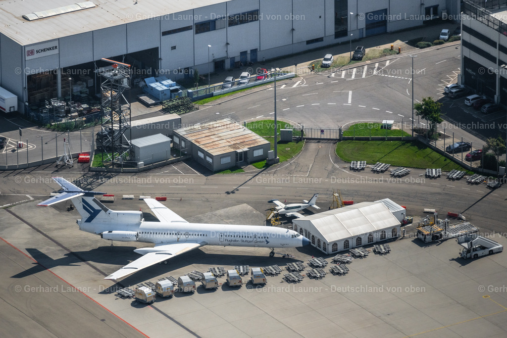 4047228 | STUTTGART 11.08.2021 Passagierflugzeug eines selten gewordenen Businessjets - Geschäftsfliegers mit Triebwerken seitlich am Heck auf der Parkposition - Abstellfläche auf dem Flughafen in Stuttgart im Bundesland Baden-Württemberg, Deutschland. Weiterführende Informationen bei: Flughafen Stuttgart GmbH. // Passenger airplane eof a business jet that has become rare - business aircraft with engines on the side of the rear in parking position - parking area at the airport in Stuttgart in the state Baden-Wuerttemberg, Germany. Further information at: Flughafen Stuttgart GmbH. Foto: Gerhard Launer