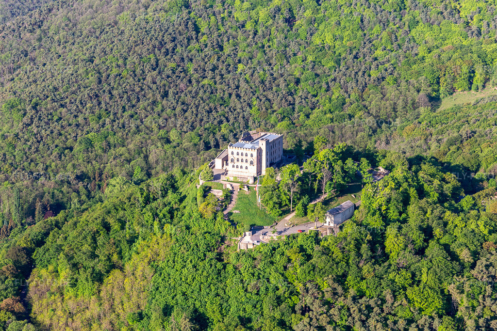 Luftbild: Hambacher Schloss im Ortsteil Diedesfeld in Neustadt im Bundesland Rheinland-Pfalz in Deutschland. Foto: IMG_131286.jpg vom 07.05.2022 durch Werner Riehm/FLY-FOTO.deStiftung Hambacher SchlossStiftung Hambacher Schloss | Das Hambacher Schloss ist eine lebendige Stätte deutscher und europäischer Demokratiegeschichte