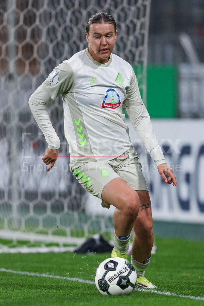 Fussball, DFB-Pokal Frauen, SGS Essen - SV Werder Bremen | Larissa Mühlhaus (SV Werder Bremen, 7) am Ball, Freisteller, Einzelbild, Ganzkörper, Aktion, Action, Spielszene, DIE DFB-RICHTLINIEN UNTERSAGEN JEGLICHE NUTZUNG VON FOTOS ALS SEQUENZBILDER UND/ODER VIDEOÄHNLICHE FOTOSTRECKEN. DFB REGULATIONS PROHIBIT ANY USE OF PHOTOGRAPHS AS IMAGE SEQUENCES AND/OR QUASI-VIDEO.