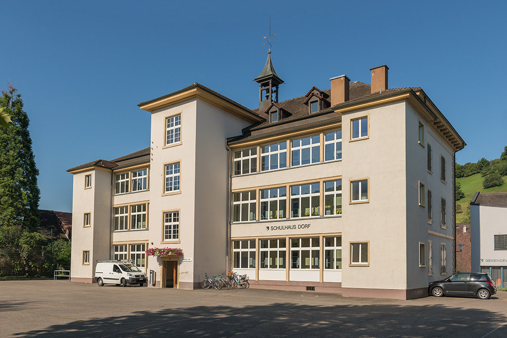 Schulhaus Dorf | in Bubendorf, Baselland, Schweiz. - Realisiert mit Pictrs.com