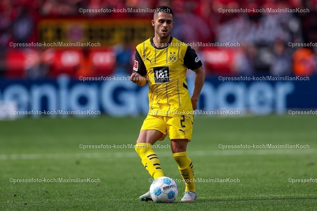 B0411052503520 | 11.05.2025, Fußball, Bayer 04 Leverkusen - Borussia Dortmund, 1. Fußball Bundesliga, 33. Spieltag, BayArena, Saison 2024 2025: Yan Couto (BVB #2) DFB regulations prohibit any use of photographs as image sequences and or quasi-video.