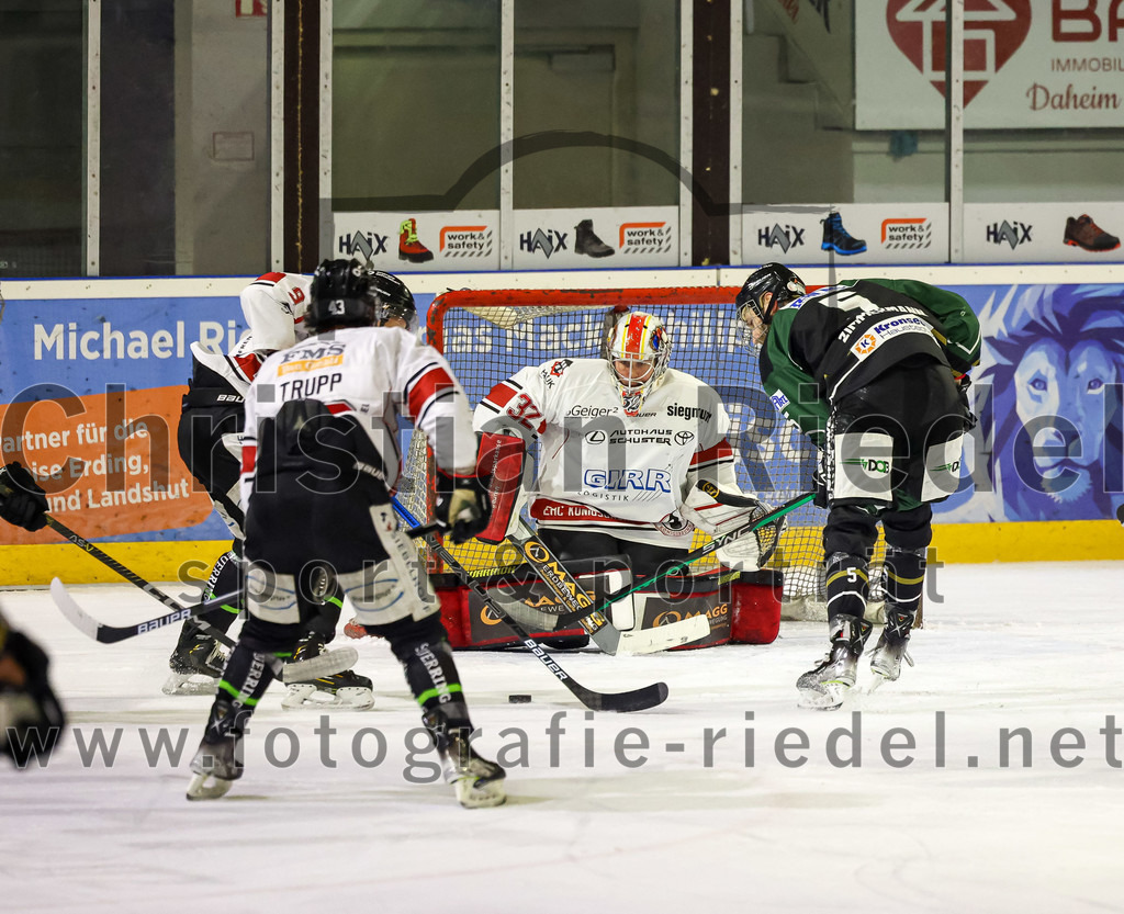 2022-11-06_032_TSV_Erding_gegen_EHC_Koenigsbrunn | Erding, Deutschland, 06.11.2022:
Eishockey, Bayernliga 2022 / 2023, 11. Spieltag, TSV Erding gegen EHC Königsbrunn, Endergebnis: 1:7

Hayden Trupp (EHC Königsbrunn, #43), Torwart Stefan Vajs (EHC Königsbrunn, #32), Florian Zimmermann (Erding Gladiators, #5)

Foto: Christian Riedel / fotografie-riedel.net