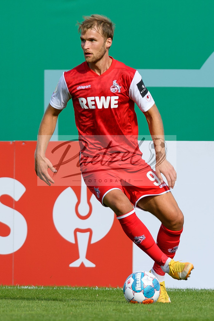 JENKOE20210808_293 | Fussball, Herren: Sebastian Andersson (1. FC Koeln) in Aktion, am Ball, Einzelaktion beim Spiel der 1. Runde im DFB-Pokal zwischen FC Carl Zeiss Jena und 1. FC Koeln im Ernst-Abbe-Sportfeld am 08.08.2021 in Jena, Deutschland.DFB / DFL REGULATIONS PROHIBIT ANY USE OF PHOTOGRAPHS AS IMAGE SEQUENCES AND/OR QUASI-VIDEO. - Realisiert mit Pictrs.com