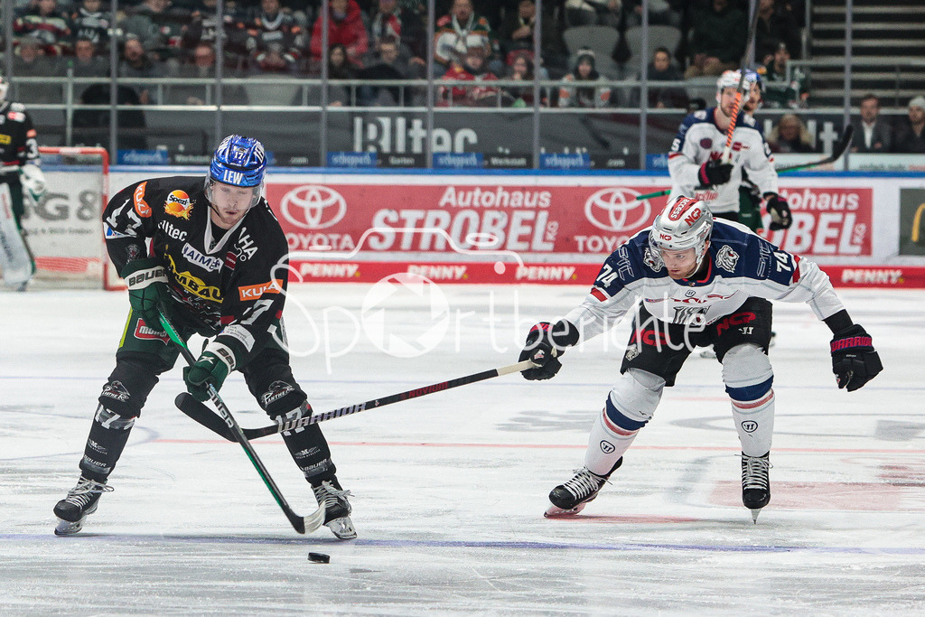 Augsburger Panther - Nürnberg ICE Tigers | Ryan KUFFNER (AEV #17) im Duell mit Dane FOX (NIT #74)