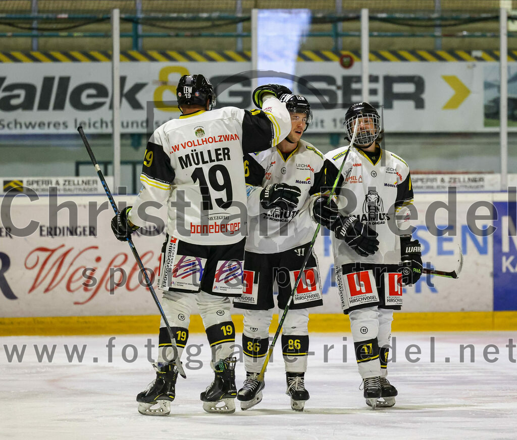 2023-11-17_073_TSV_Erding_gegen_EA_Schongau | Erding, Deutschland, 17.11.2023:
Eishockey, Bayernliga Vorrunde 2023 / 2024, 10. Spieltag, TSV Erding gegen EA Schongau, Endergebnis: 12:4

Matthias Müller (EA Schongau, #19), Mathieu Newcomb (EA Schongau, #86), Stefan Saal (EA Schongau, #17)

Foto: Christian Riedel / fotografie-riedel.net