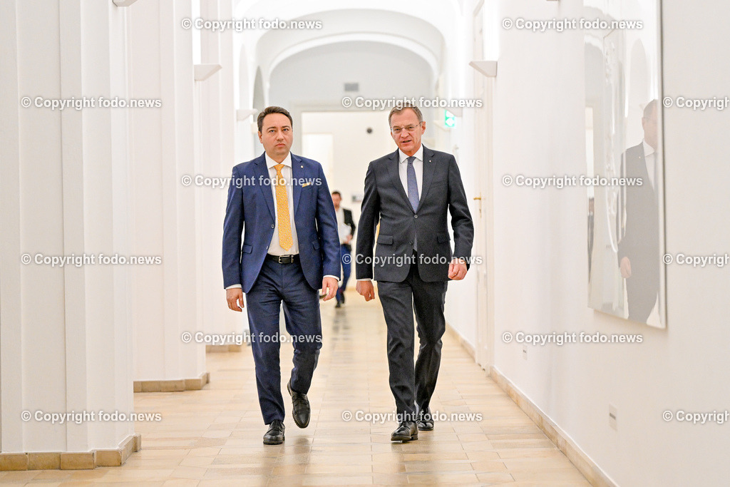 Pressekonferenz Land Ooe_ Praesentation Landeshaushalt 2024_ 07.11.2023-6 | 07.11.2023, Landhaus Linz, AUT, Pressekonferenz Land Ooe, Praesentation Landeshaushalt 2024 - Menschen entlasten. Wirtschaft foerdern, im Bild LH Thomas Stelzer (VP), LH-Stv. Manfred Haimbuchner (FP)