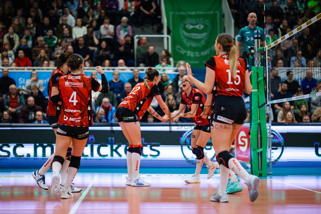 Volleyball, 1. Bundesliga Frauen, Hauptrunde, 8. Spieltag, Saison 2025/2026: USC Münster - Dresdner SC | 1. Bundesliga Frauen, Hauptrunde, 8. Spieltag, Saison 2025/2026, USC Münster empfängt Dresdner SC in der Sporthalle Berg Fidel in Münster. Foto: sportfotografie.ms | Markus Paletta - Realisiert mit Pictrs.com