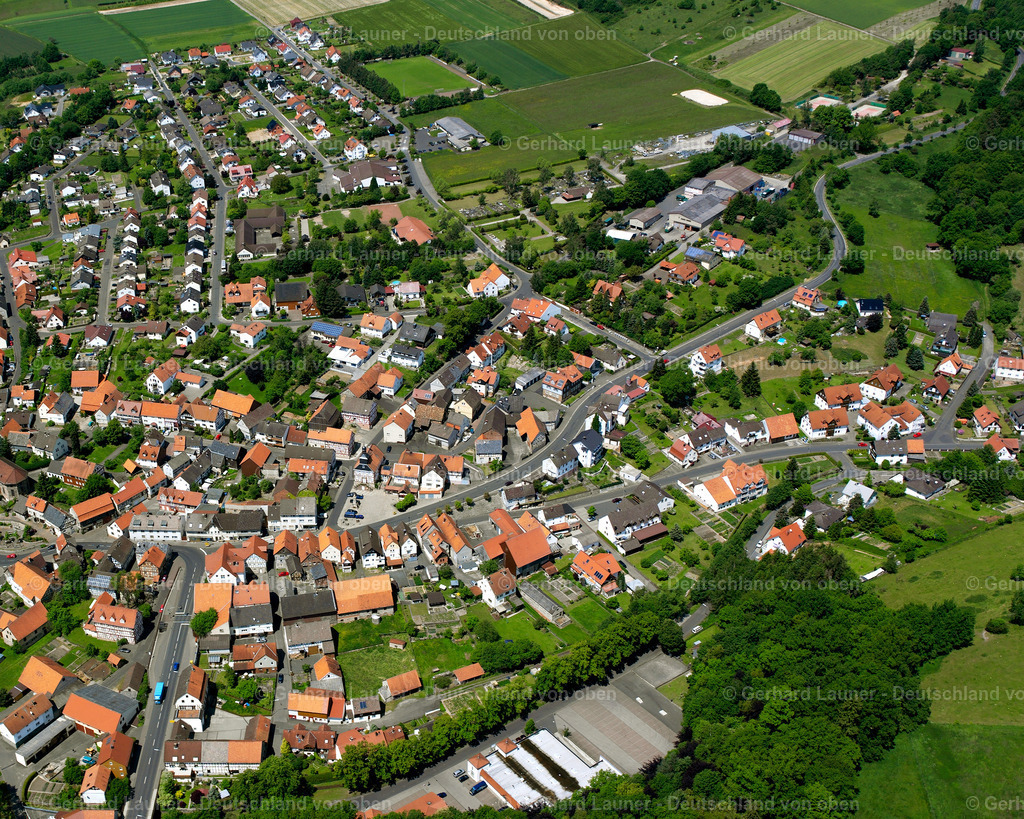 2614130 | KIRTORF 09.06.2006 Ortsansicht der Straßen und Häuser der Wohngebiete in Kirtorf im Bundesland Hessen, Deutschland // Town View of the streets and houses of the residential areas in Kirtorf in the state Hesse, Germany Foto: Gerhard Launer