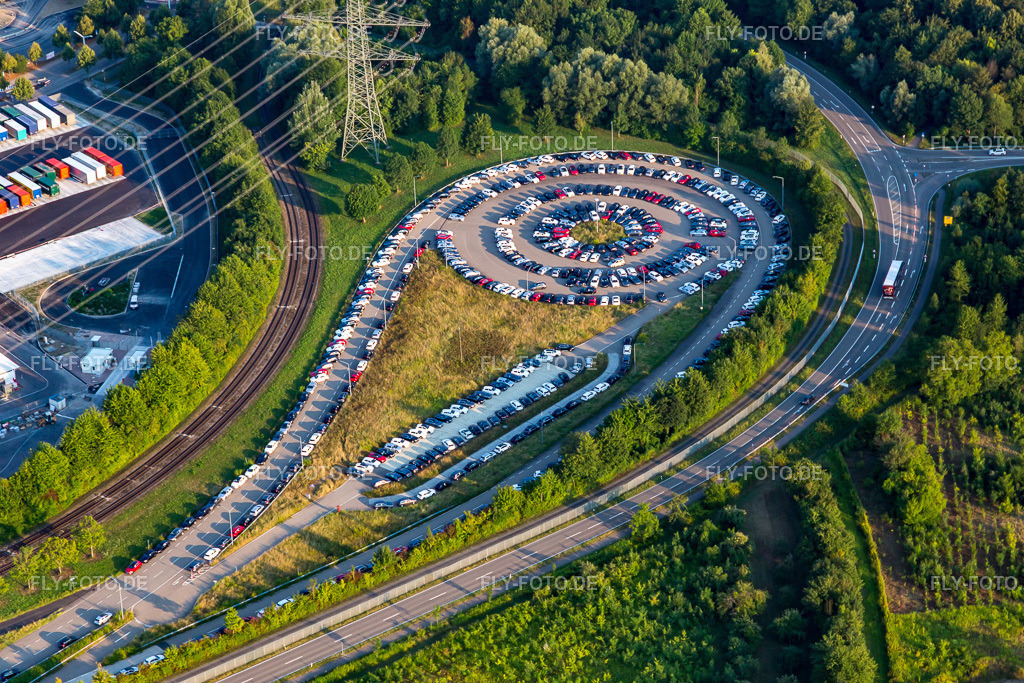 Runder Parkplatz auf dem Werksgelände des Mercedes-Benz Werk Rastatt | Luftbild: Runder Parkplatz auf dem Werksgelände des Mercedes-Benz Werk Rastatt im Ortsteil Ottersdorf in Rastatt im Bundesland Baden-Württemberg in Deutschland. Foto: IMG_109178.jpg vom 25.07.2018 durch Werner Riehm/FLY-FOTO.de - Realisiert mit Pictrs.com