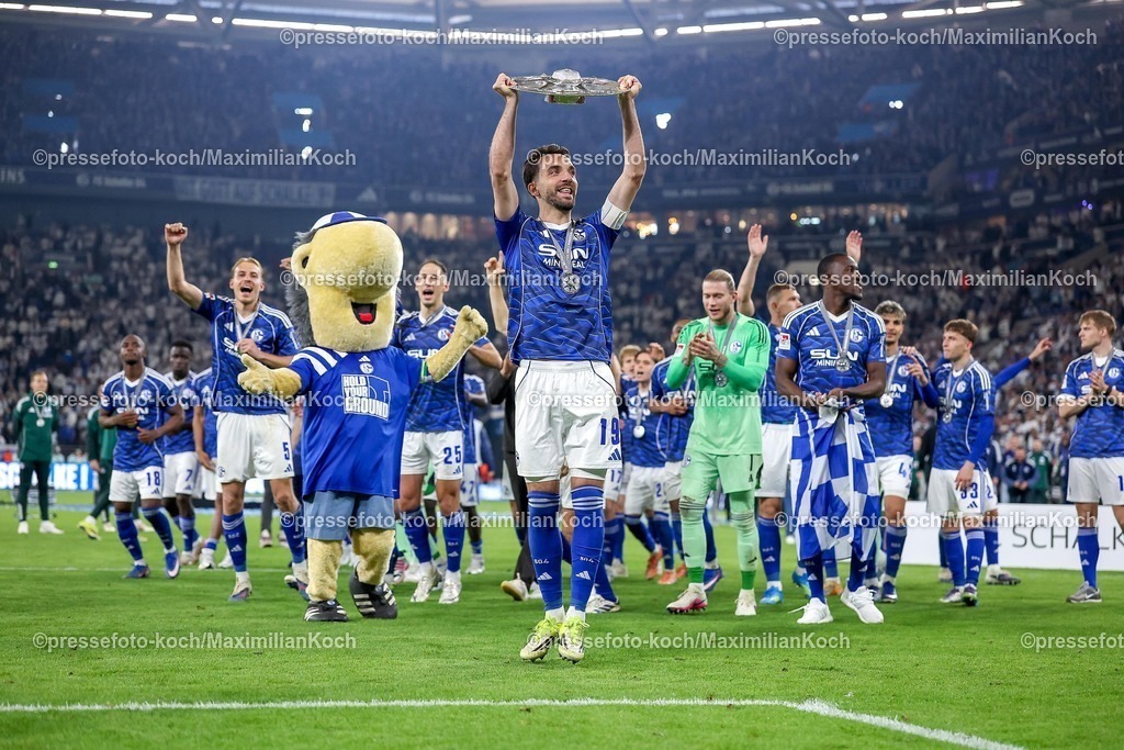 S0417052602009 | 17.05.2026, Fußball, FC Schalke 04 - Eintracht Braunschweig, 34. Spieltag, 2. Fußball Bundesliga, Veltins-Arena Gelsenkirchen, Saison 2025 2026: Schalke 04 ist Meister der 2. Bundesliga. Die Mannschaft gewinnt die Meisterschaft und steht jubelnd auf dem Spielfeld. Freude und Emotionen nach dem Sieg. Kenan Karaman&nbsp;&nbsp;(Schalke04 #19) jubelnd mit der Meisterschale  DFB regulations prohibit any use of photographs as image sequences and or quasi-video.