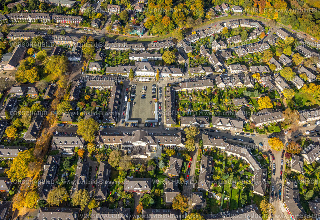 Essen251003651Mitte | Luftbild, Margarethenhöhe, historische Wohnsiedlung, Gartenstadt errichtet nach Plänen von Architekten Georg Metzendorf und gestiftet von Margarethe Krupp, umgeben von herbstlichen Bäumen, Margarethenhöhe, Essen, Ruhrgebiet, Nordrhein-Westfalen, Deutschland