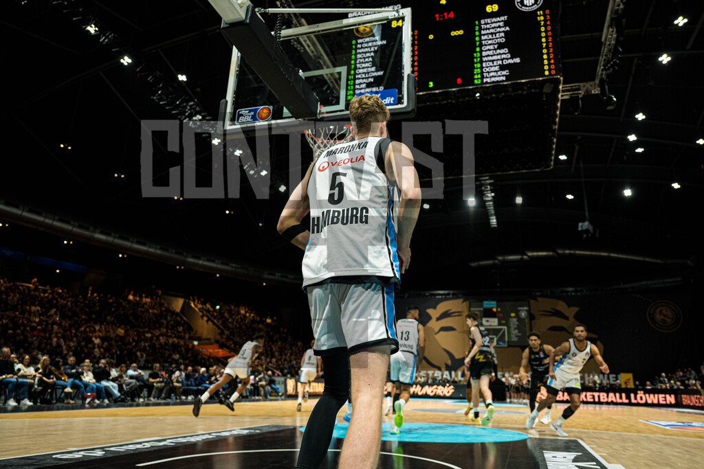 Basketball I Herren I Bundesliga I Saison 2025/2026 I 7. Spieltag I Basketball Löwen Braunschweig - Veolia Towers Hamburg | Einzelfoto, Freisteller, Einzelbild, Cut-out, isoliertes Motiv, Sportaufnahme, Nahaufnahme, freigestellt, freigestellte Aufnahme, Aufnahme, Einzeln: Zsombor Maronka (5, Veolia Towers Hamburg) unter dem Kkorb - Realisiert mit Pictrs.com