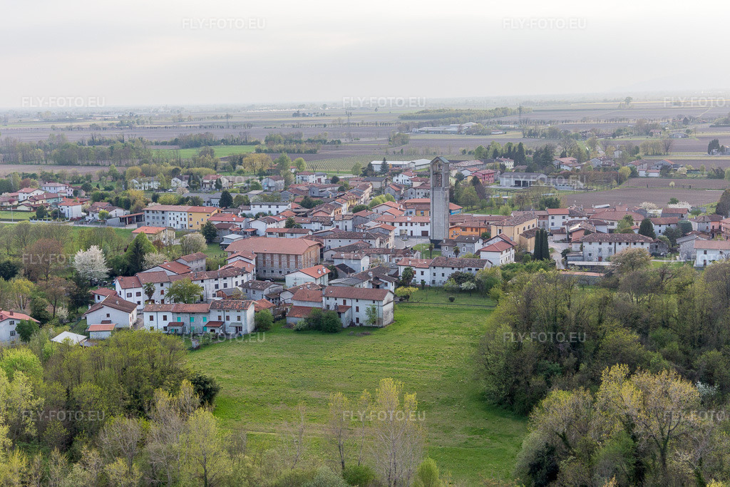 Vue aérienne: Vue de la ville à Barbeano dans le département Frioul-Vénétie Julienne, Italie. Photo: IMG_098791.jpg prise le 07/04/2017 par Werner Riehm/FLY-FOTO.eu – Résolution de l'original: 5472 x 3648 px