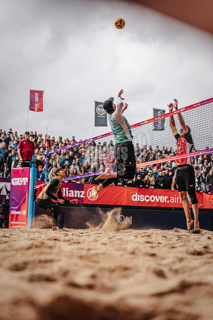 Beachvolleyball | Männer | Allianz German Beach Tour 2026 | Tourstop Düsseldorf | 17.05.2026 | v.l. Paul Henning beim Angriff gegen Robin Sowa