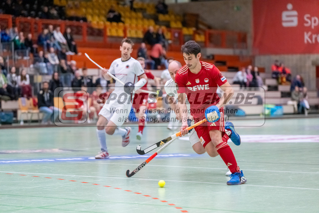 HK_20241214_100262 | 1. Bundesliga Halle Herren Crefelder HTC - Rot-Weiss Köln am 14.12.2024 Halle Glockenpitz, Krefeld , Jonathan Ehling ( Crefelder HTC #1 ) , Elian Mazkour ( Rot-Weiss Köln #26 )