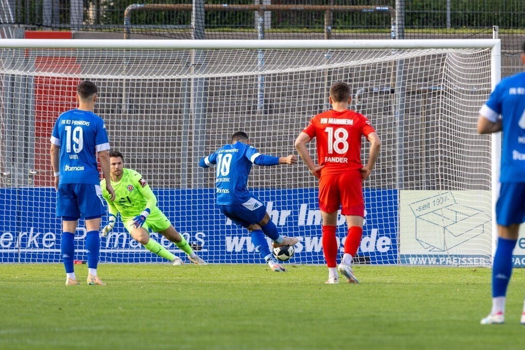 Fußball, Aufstiegsspiel zur Regionalliga Südwest, FK Pirmasens gegen VfR Mannheim | Fußball, Aufstiegsspiel zur Regionalliga Südwest, FK Pirmasens gegen VfR Mannheim***Luka Dimitrijevic(10, Pirmasens) vergibt den Foulelfmeter - Realisiert mit Pictrs.com
