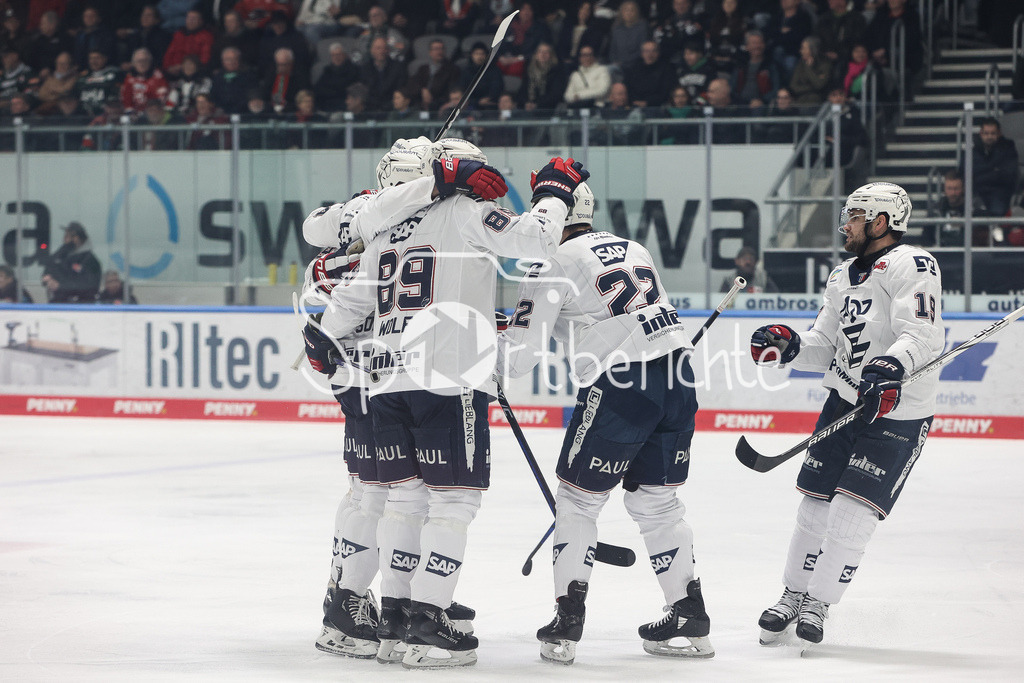 Augsburger Panther - Adler Mannheim | Jubel nach dem Treffer zum 0-1 fuer die Gaeste durch Keaton THOMPSON (MAN #24)/ Freude / Tor / Torschuetze