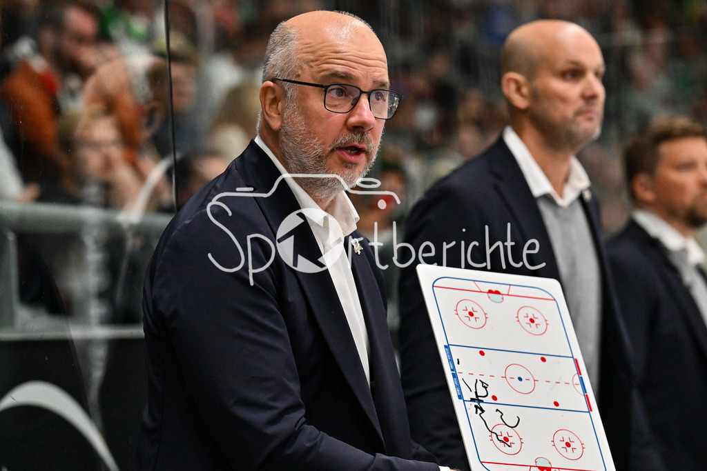Augsburger Panther - Iserlohn Roosters | im Bild Stefan NYMAN Trainer Iserlohn Roosters bei einer Besprechung / Taktiktafel / Penny DEL: Augsburger Panther - Iserlohn Roosters; Curt Frenzel Stadion am 21.09.2025