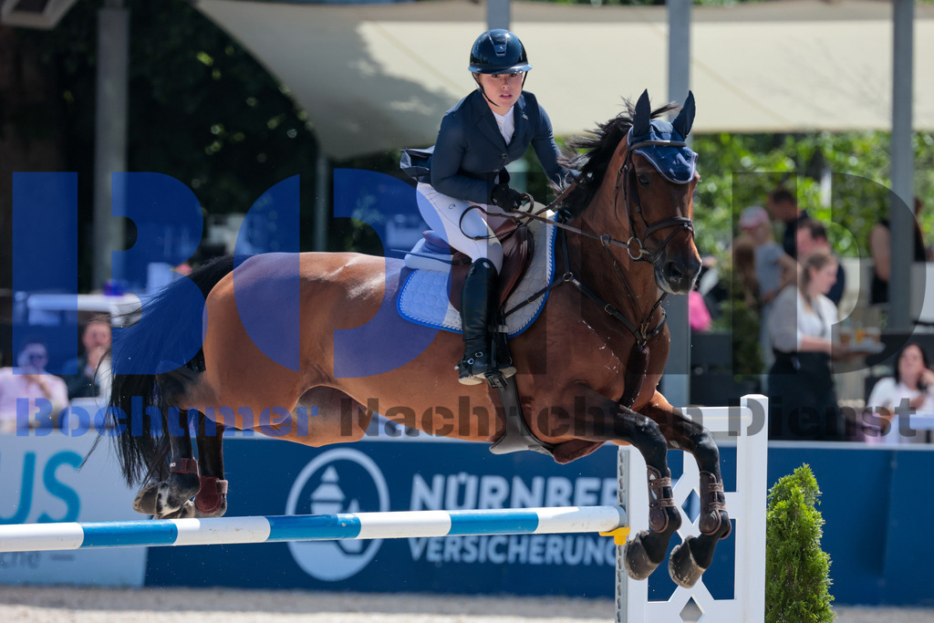 Longines Balve Optimum - Springen Samstag {date} -  | {headline}(Foto: Sebastian Sendlak / BOND) - Realisiert mit Pictrs.com