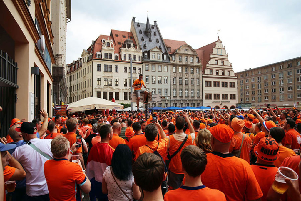 UEFA EURO 2024 in Leipzig - Niederländische Fans auf dem Markt | Entdecke über 20 Kategorien Leipzig-Motive: Foto-Downloads, hochwertige Poster, Leinwand- & Fine-Art-Prints. Jetzt Lieblingsfoto im Bildlexikon Leipzig Shop bestellen!