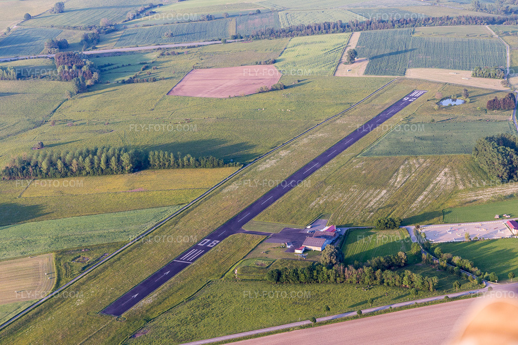 Aerial view: Airfield in Sarre-Union in the state Bas-Rhin, France. – Photo: IMG_107412.jpg taken on 05/19/2018 by Werner Riehm/FLY-FOTO.com – Resolution of the original: 5472 x 3648 px