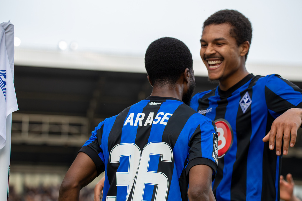 06.04.2024, Fußball 3. Liga, Saison 2023/24, 32. Spieltag: Waldhof Mannheim gegen SpVgg Unterhaching (6:1). Jubel nach dem 5:1 durch Kelvin Arase | 06.04.2024, Fußball 3. Liga, Saison 2023/24, 32. Spieltag: Waldhof Mannheim gegen SpVgg Unterhaching (6:1). Jubel nach dem 5:1 durch Kelvin Arase - Realisiert mit Pictrs.com