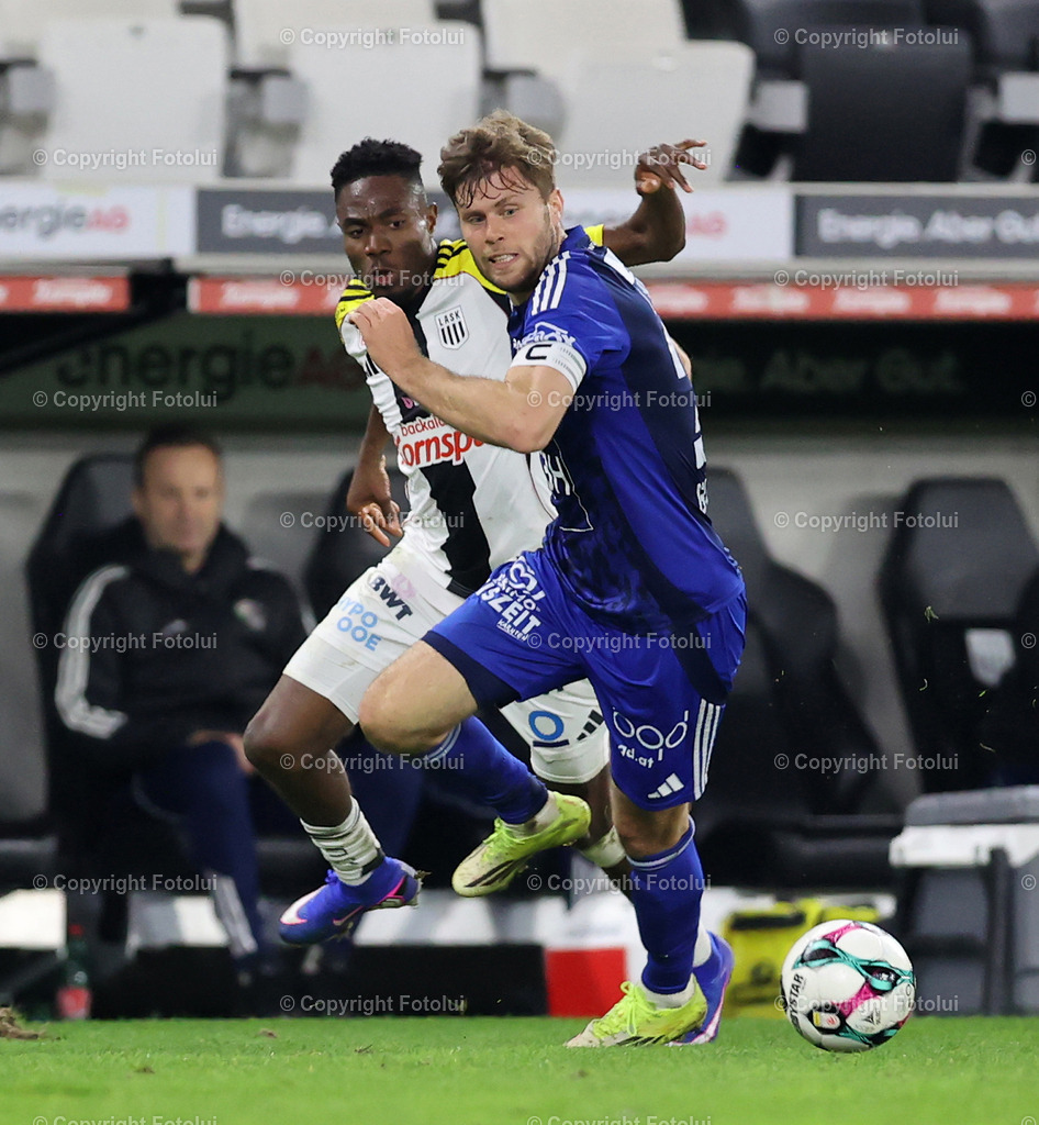 A_LUI_080326_10 | SPORT,FUSSBALL.ADMIRAL BUNDESLIGA LASK -RZ PELLETS WAC 08.03.2026 IM BILD : ISMAILA COULIBALY (LASK) UND DOMINIK BAUMGARTNER  (WAC) FOTO: FOTOLUI/MW