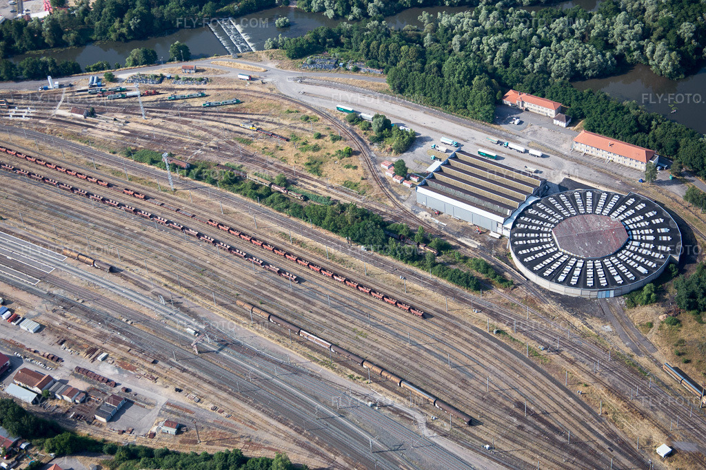 Aerial view: Railway depot and repair shop, maintenance and repair of SNCF trains in Damelevières in the state Meurthe et Moselle, France. – Photo: IMG_083152.jpg taken on 07/11/2015 by Werner Riehm/FLY-FOTO.com – Resolution of the original: 5472 x 3648 px